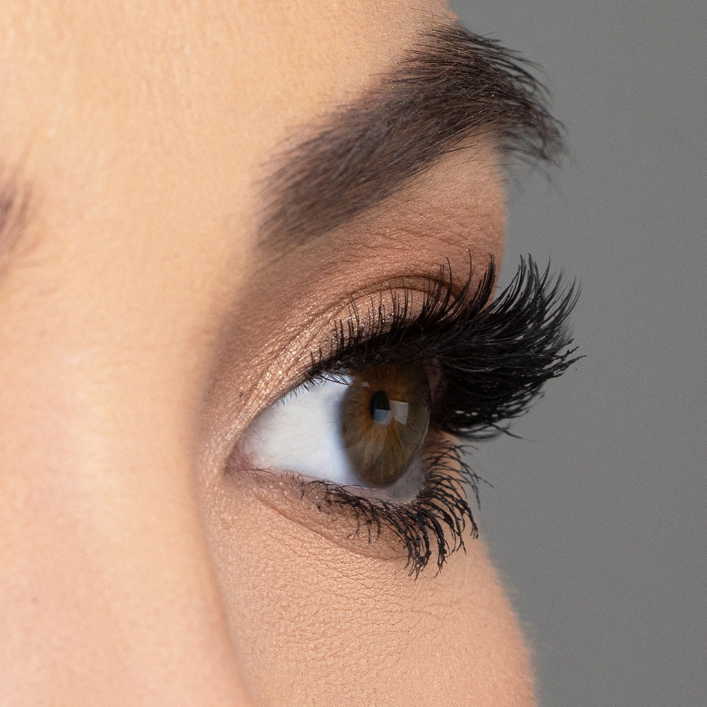 House of Lashes - Wing It Mini (Model Shot 2)