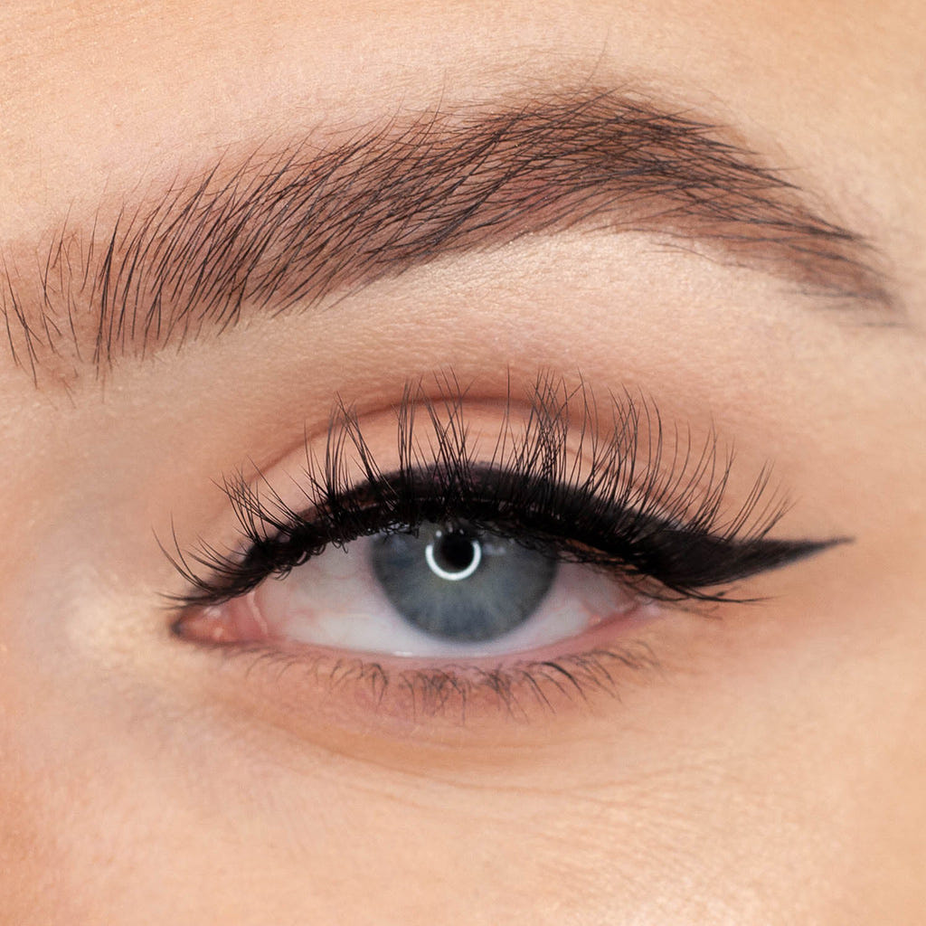 Kiss Lash Couture Luxtensions Collection - Royal Silk (Model Shot)