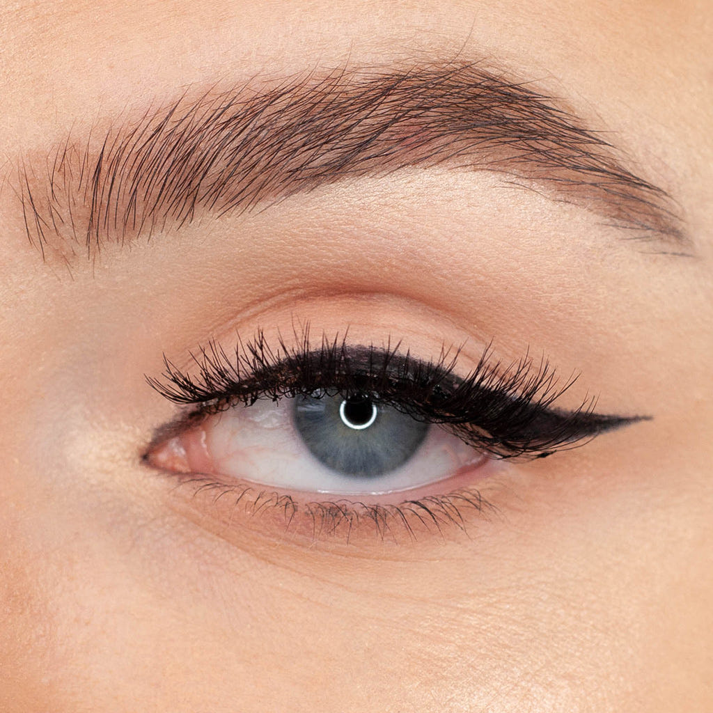 Kiss Lash Couture - So Wispy 04 (Model Shot)